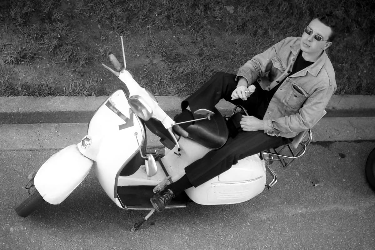 Dominique Glad sur son scooter