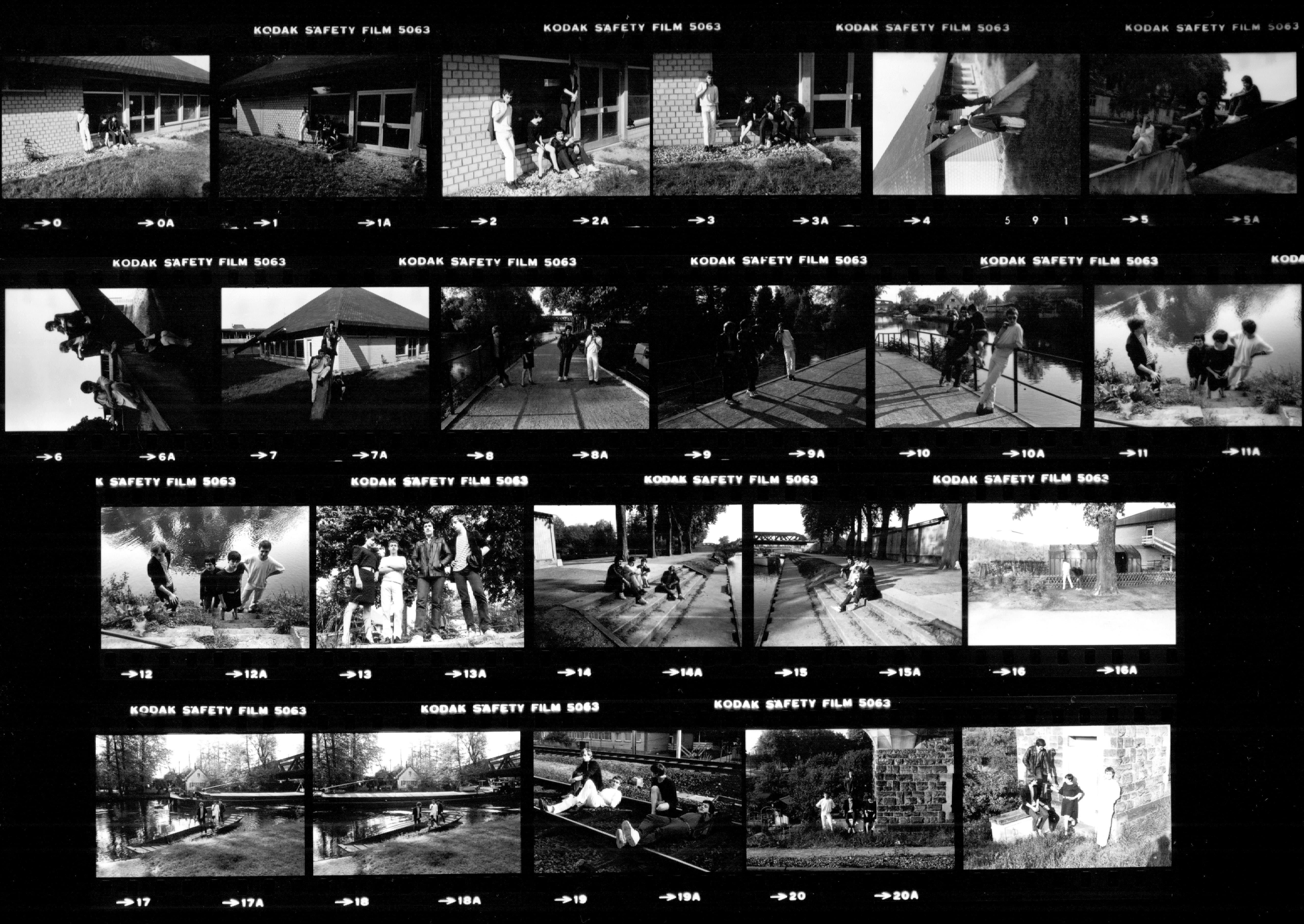 Planche contact avec 22 photos de Dorian Gray à la base de plein air du Heyritz (octobre 1981)