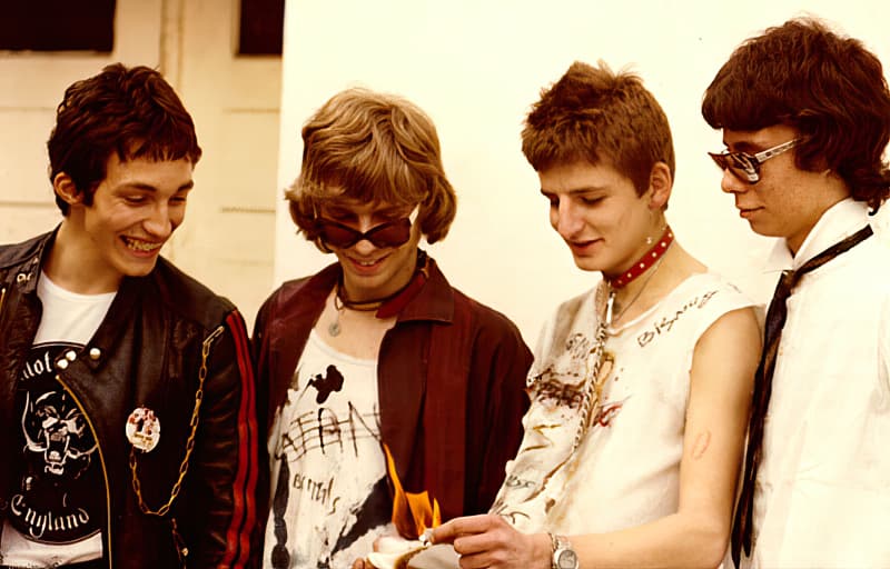 Christian Gyss met le feu au t-shirt Satanic